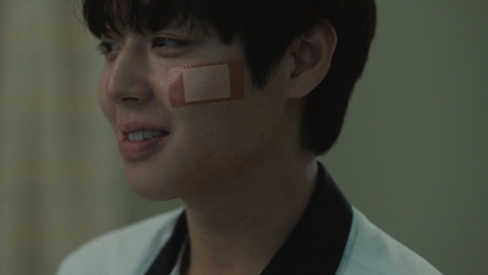 Screenshot of actor Park Ji-hoon as Yeon Si-eun smiling brightly in school uniform from Weak Hero Class 1, showing his character's first moment of genuine happiness and emotional breakthrough. © Weak Hero Class 1, Wavve/Netflix. Used under fair use for educational analysis and criticism. No copyright infringement intended.
